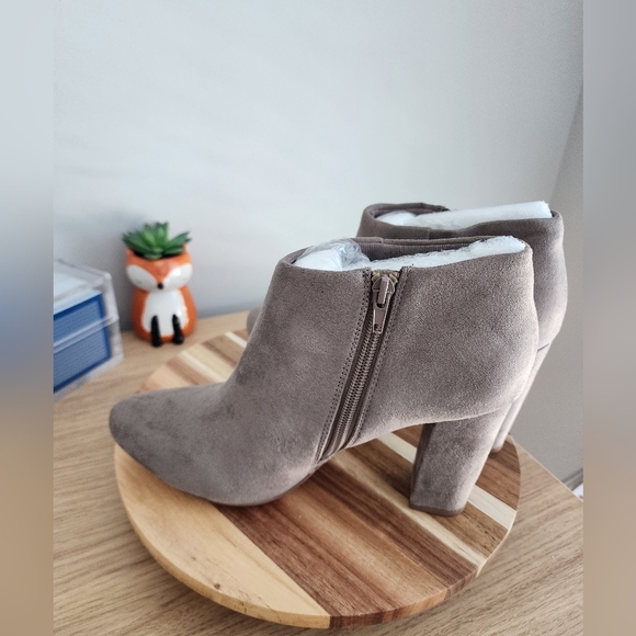 * FINAL PRICE* Size 10W Delicious Karila -S Suede Booties - Picture 5 of 6